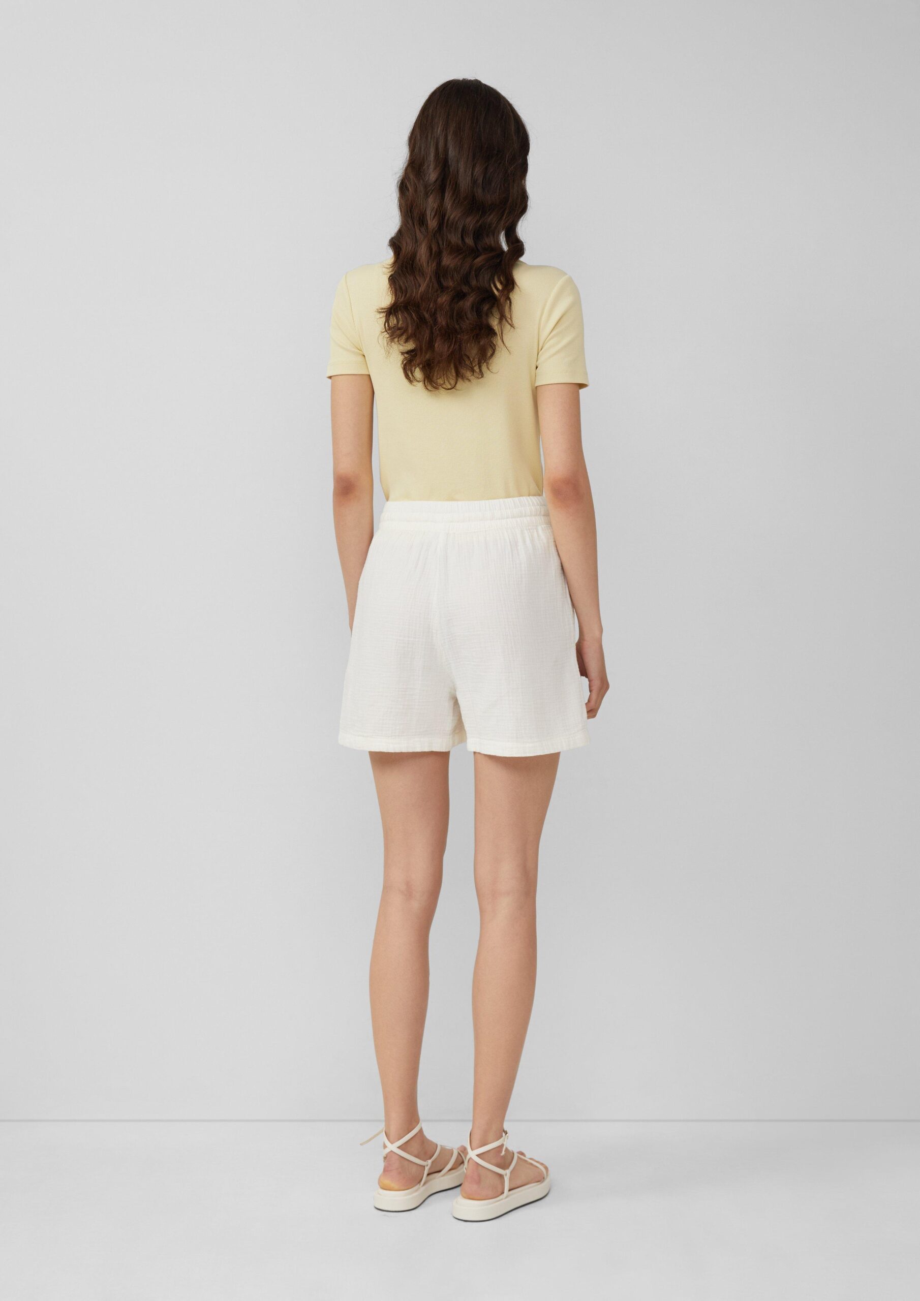 Geripptes T-Shirt mit Knopfleiste