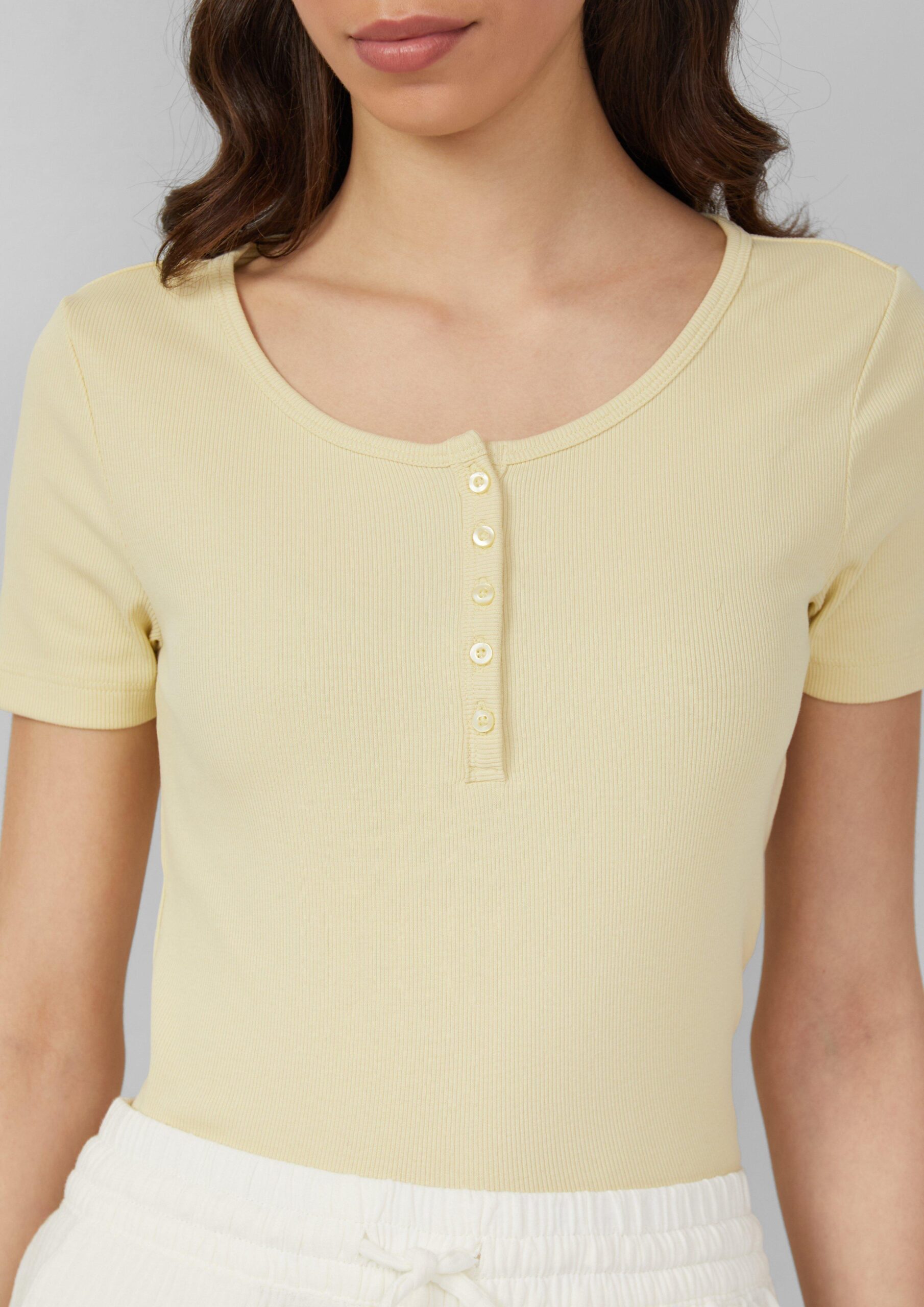 Geripptes T-Shirt mit Knopfleiste