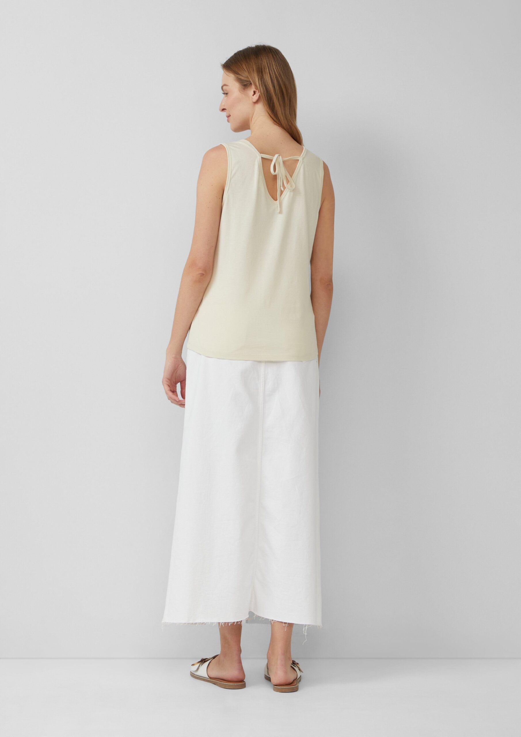 Top mit V-Ausschnitt und Rücken-Detail