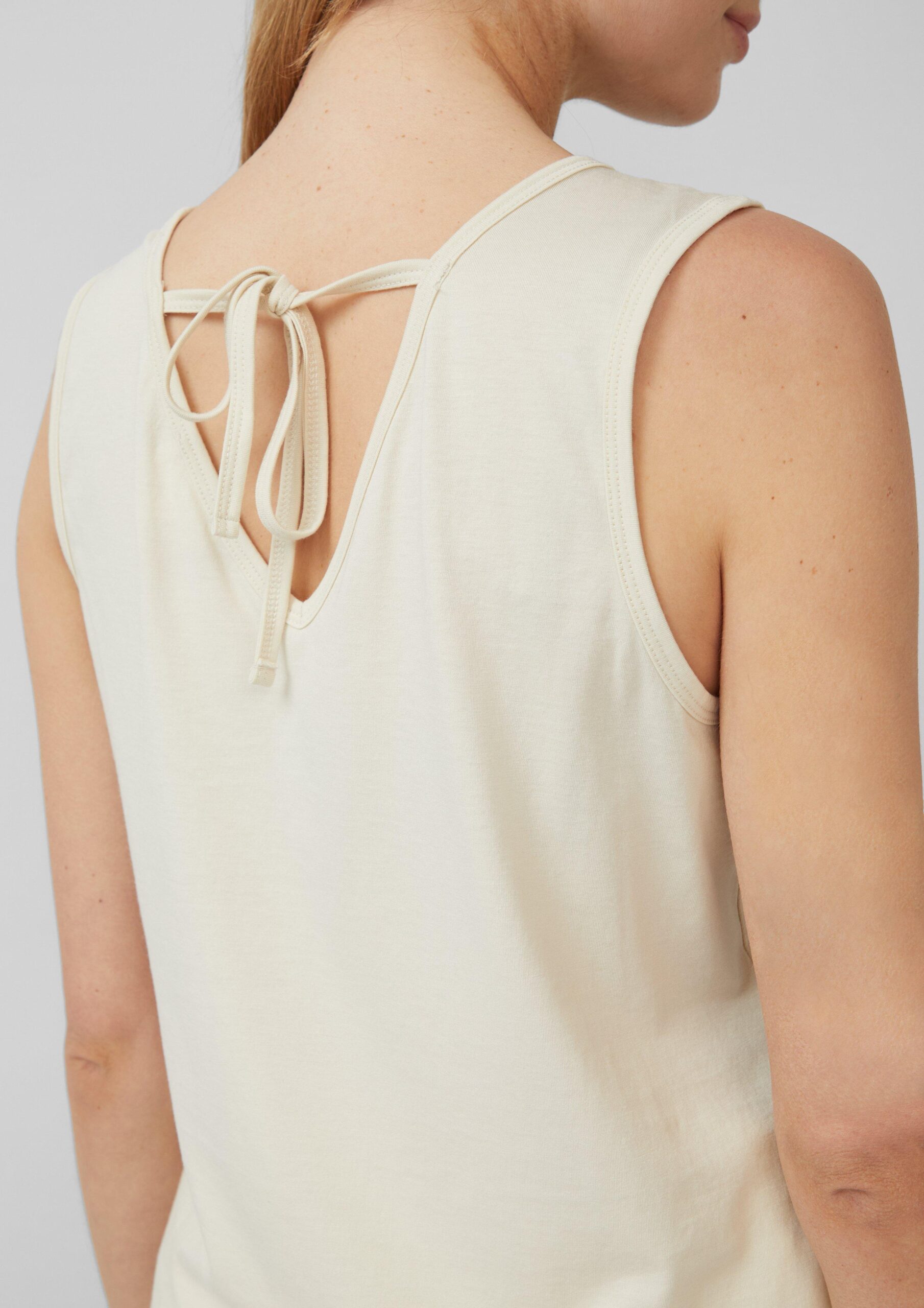 Top mit V-Ausschnitt und Rücken-Detail