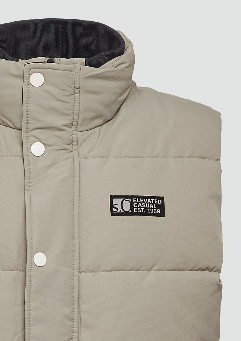 Sportive Steppweste mit Logo-Details