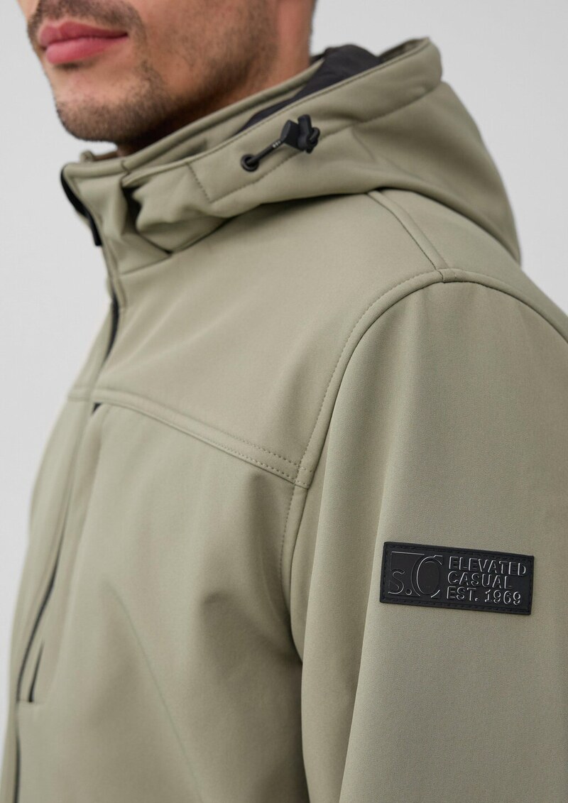 Wasserabweisende Softshell-Jacke mit abnehmbarer Kapuze