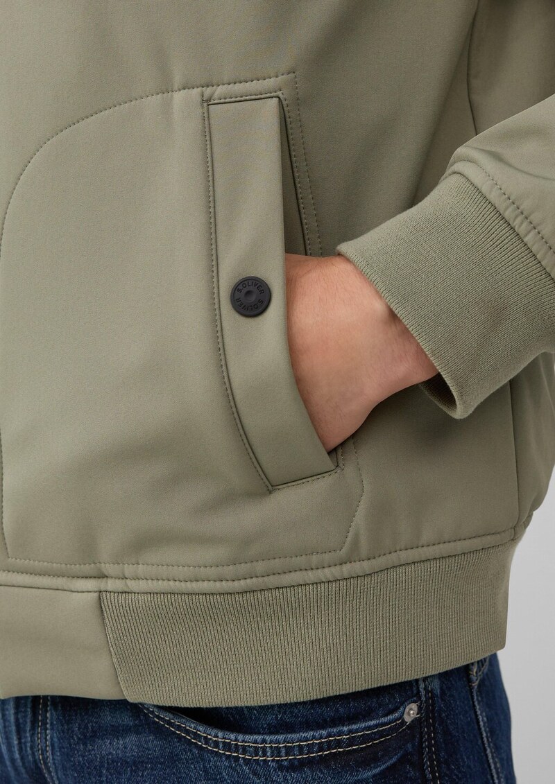Wasserabweisende Softshell-Jacke mit abnehmbarer Kapuze