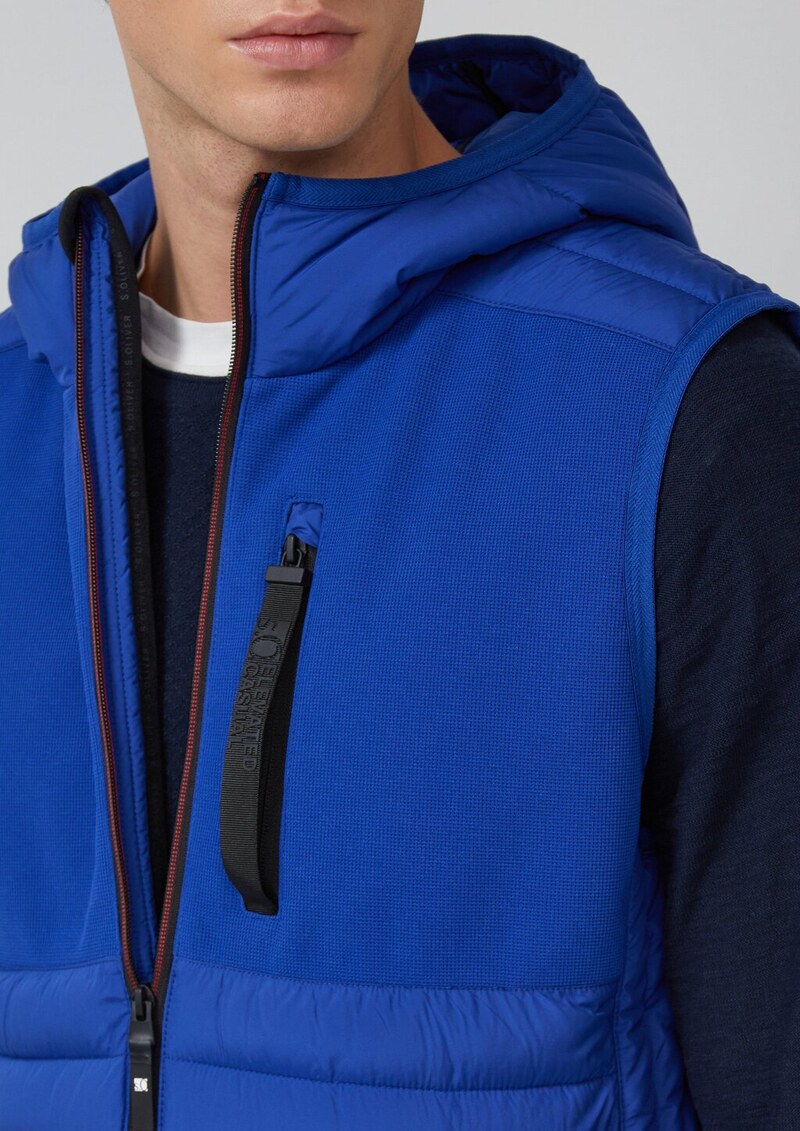 Leichte Weste aus Materialmix mit Kapuze