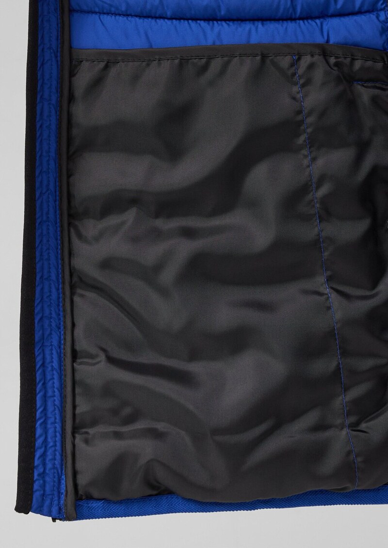 Leichte Weste aus Materialmix mit Kapuze