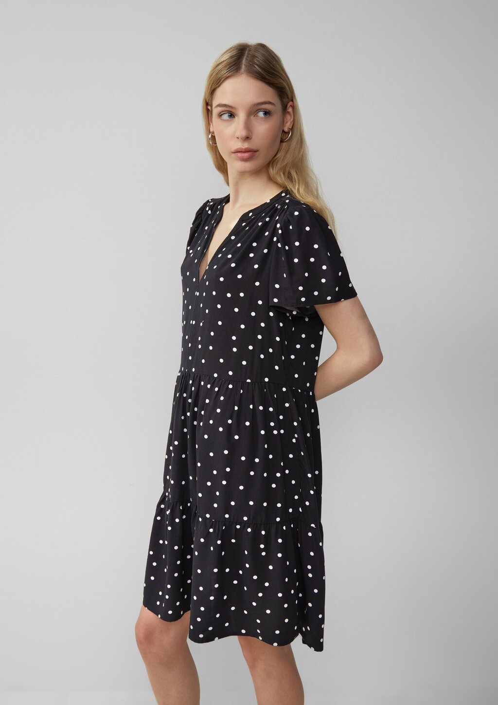 Kurzes Viskosekleid mit All-over-Print