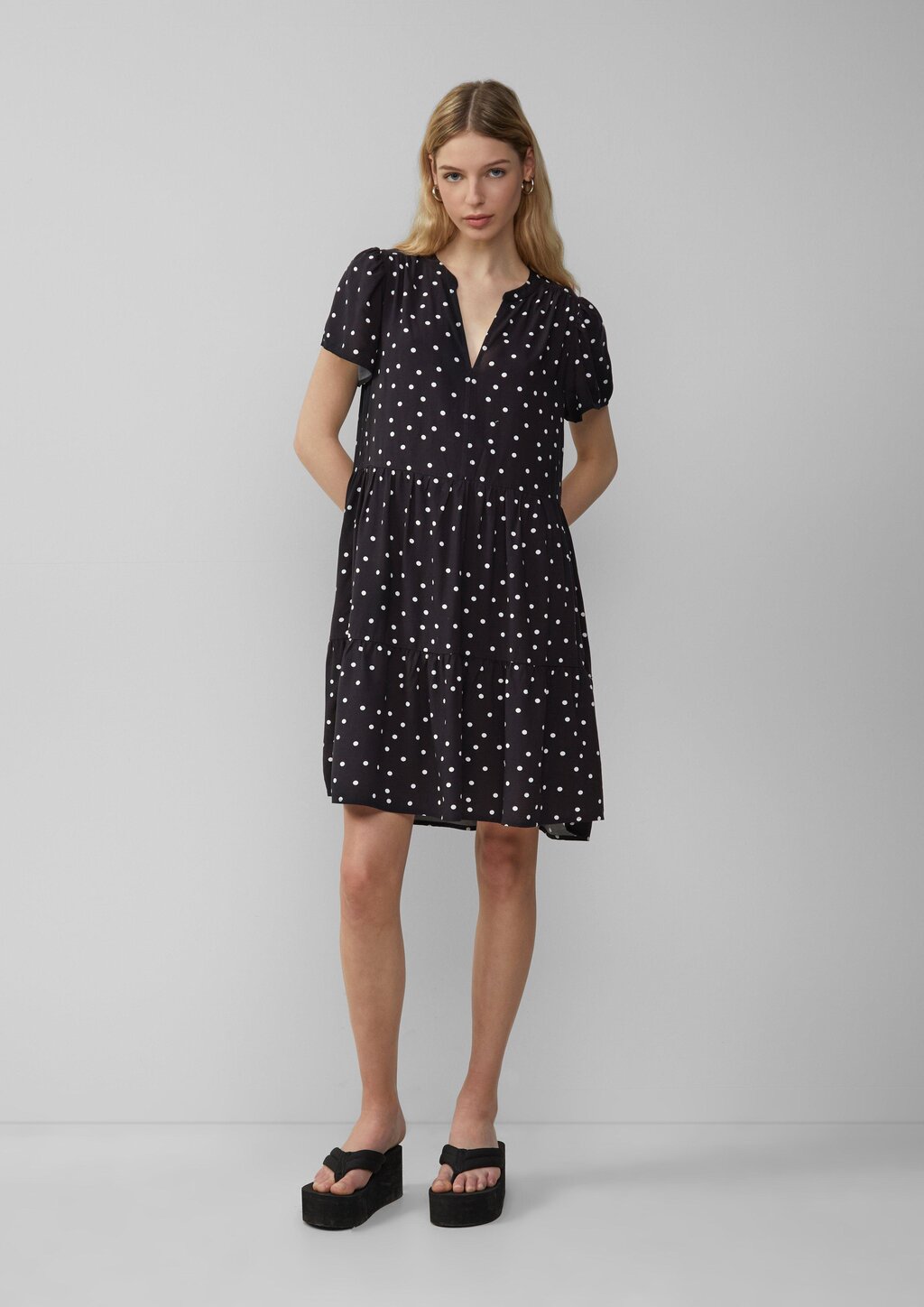 Kurzes Viskosekleid mit All-over-Print