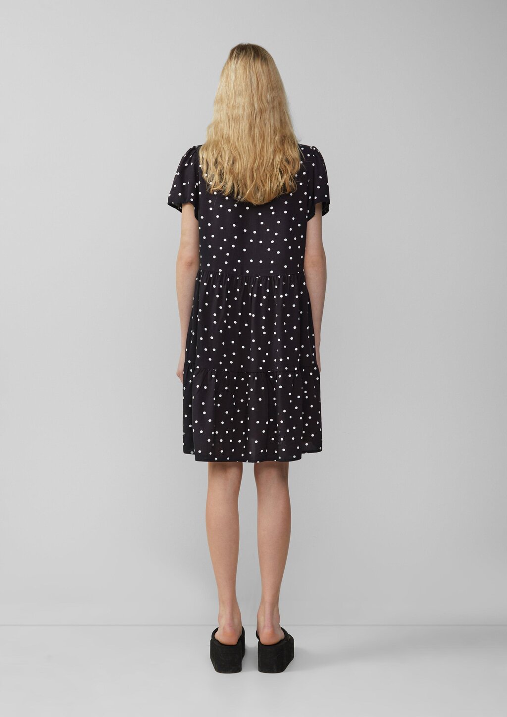 Kurzes Viskosekleid mit All-over-Print