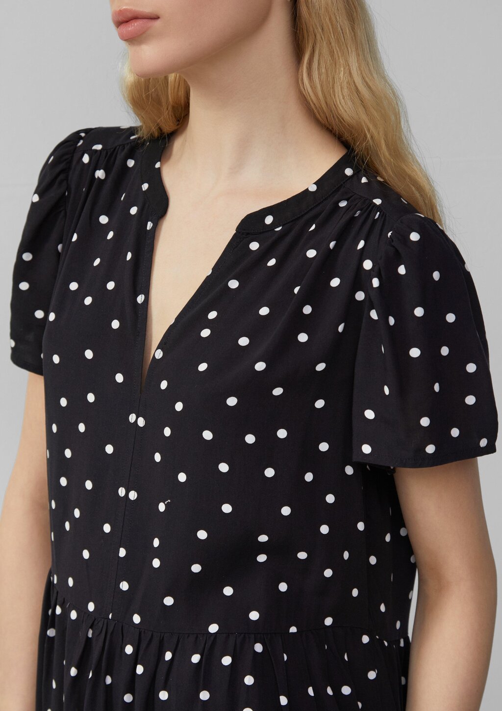 Kurzes Viskosekleid mit All-over-Print