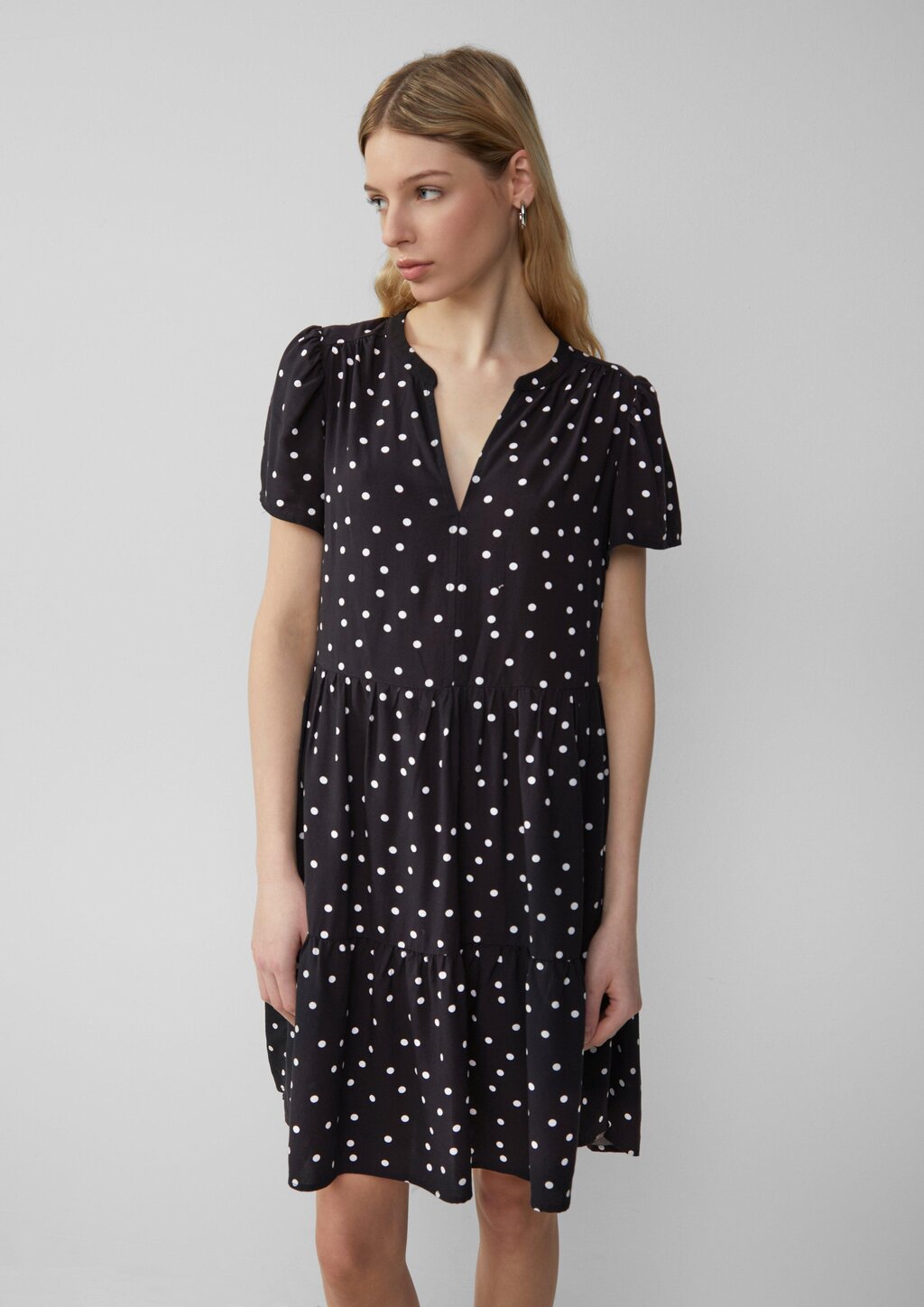 Kurzes Viskosekleid mit All-over-Print