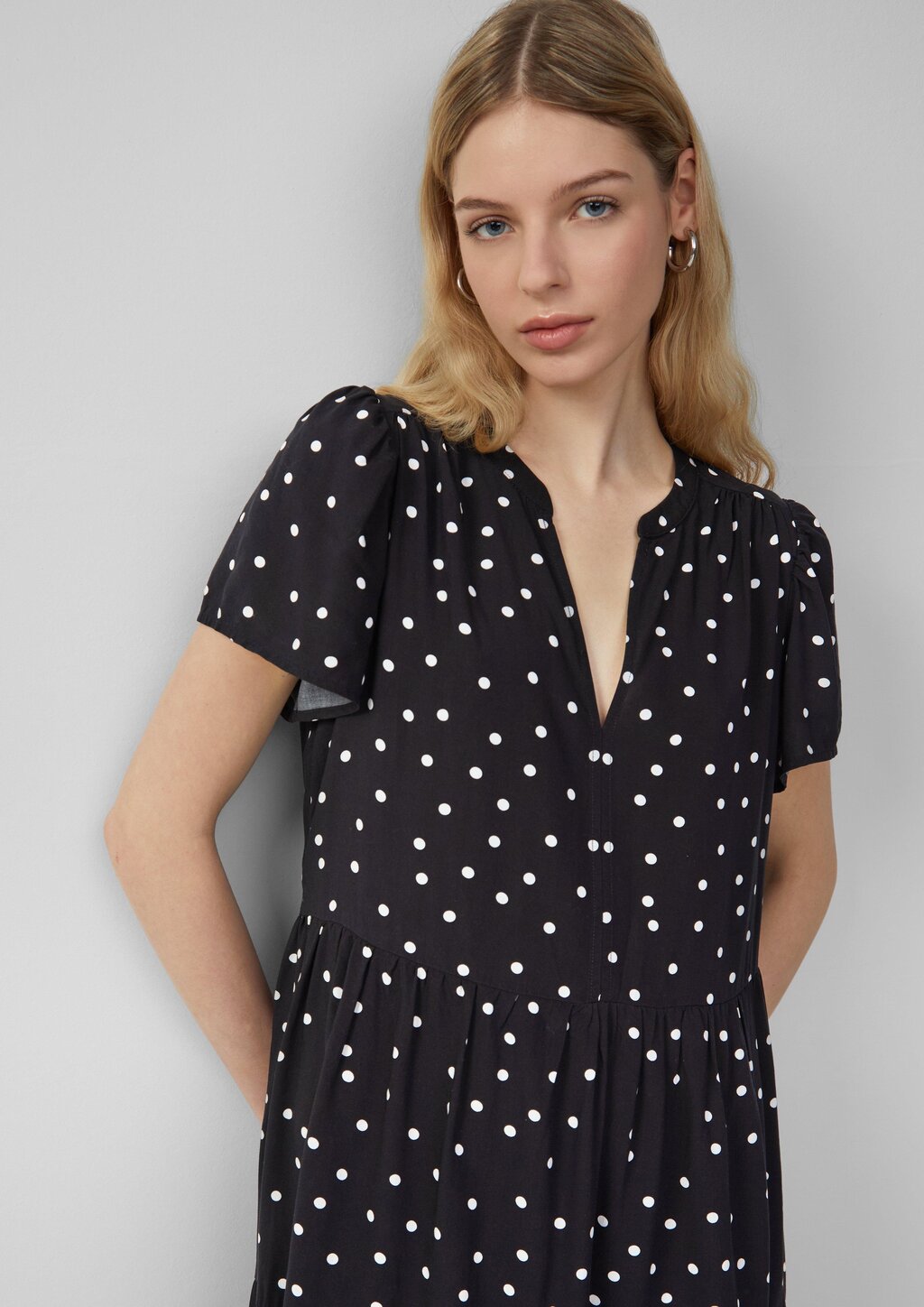 Kurzes Viskosekleid mit All-over-Print