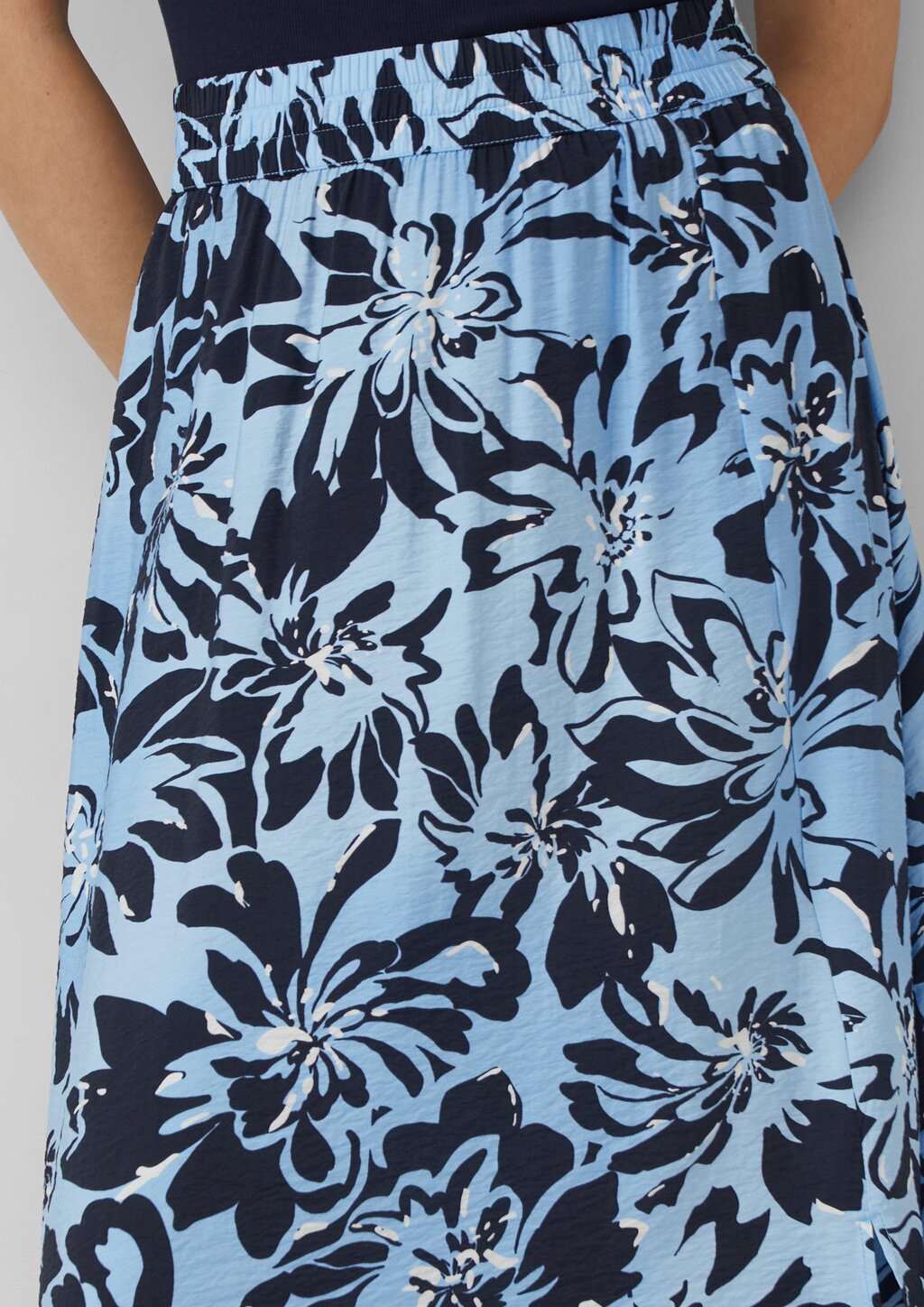 Rock aus Viskosemix mit Eingrifftaschen und Schlitz