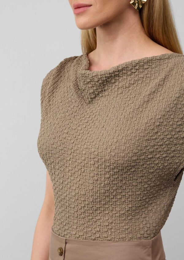 Ärmelloses Shirt mit Wasserfall-Ausschnitt