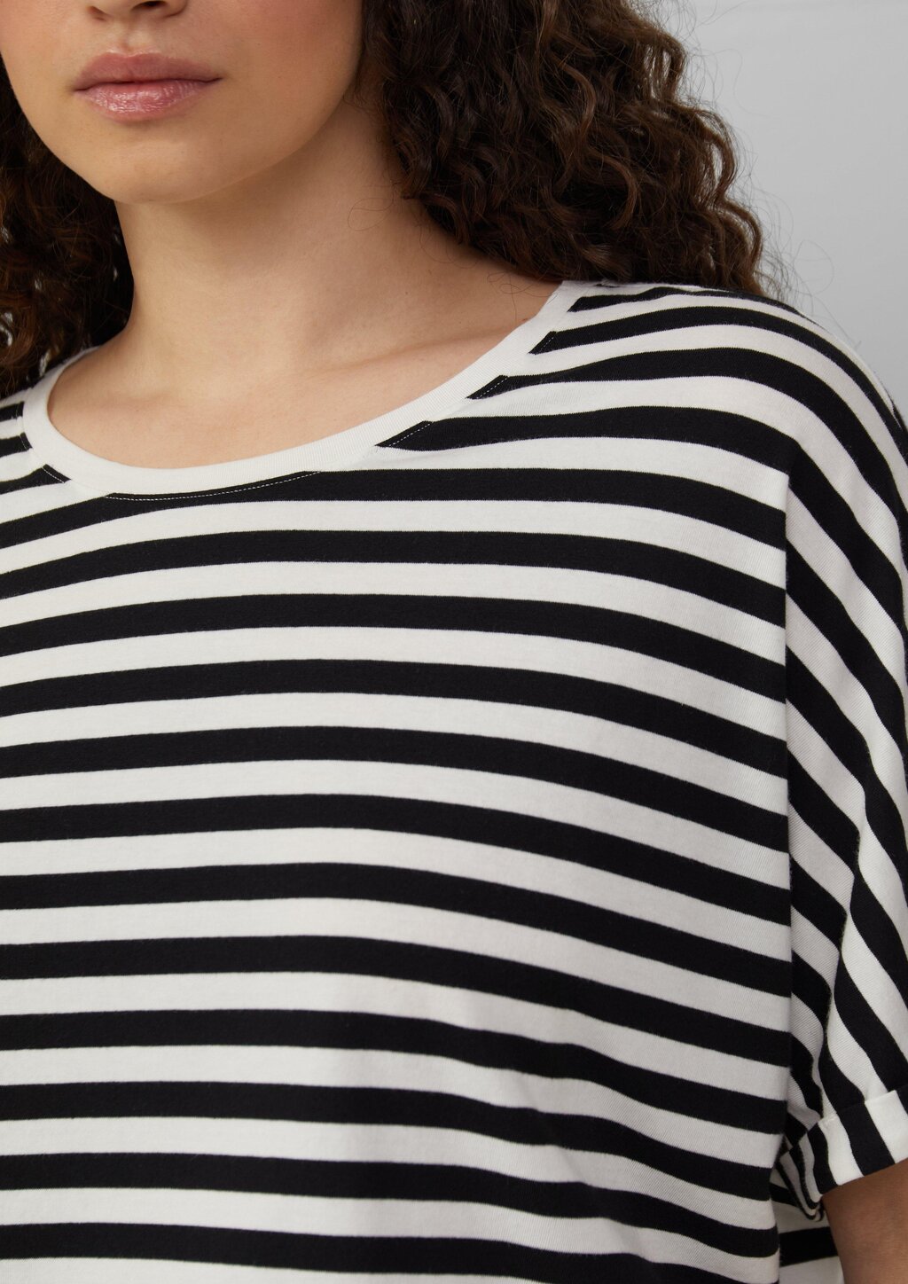 Locker geschnittenes T-Shirt aus Modalmix