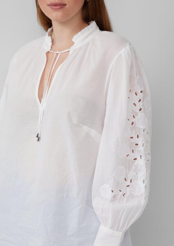Leichte Baumwollbluse mit Stickerei am Ärmel