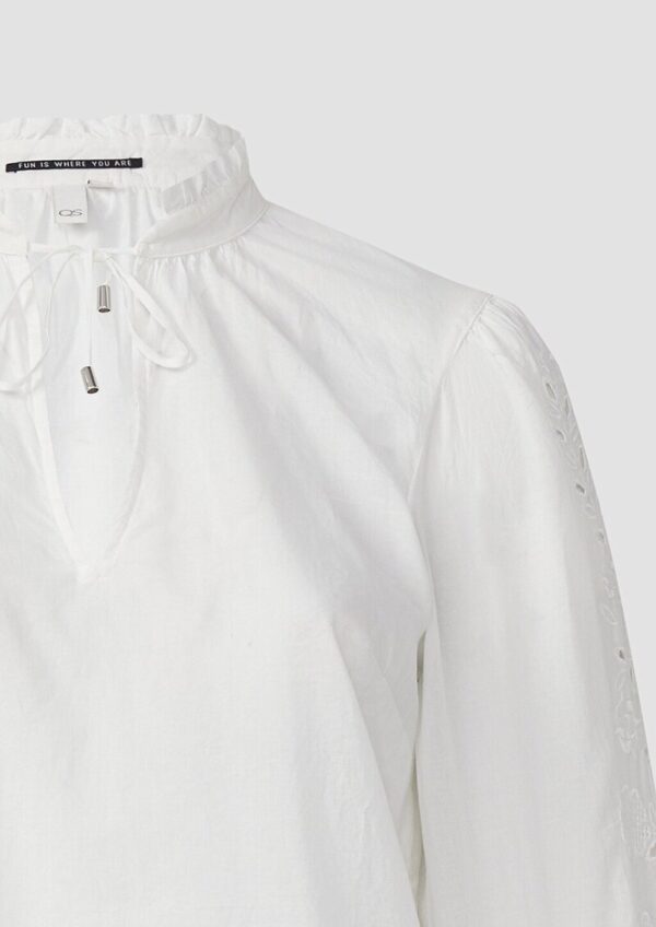 Leichte Baumwollbluse mit Stickerei am Ärmel