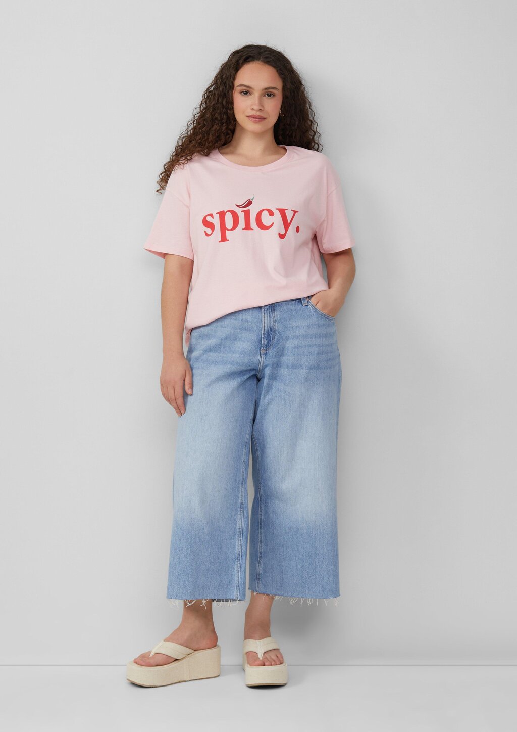 Baumwollshirt mit überschnittener Schulter und Frontprint