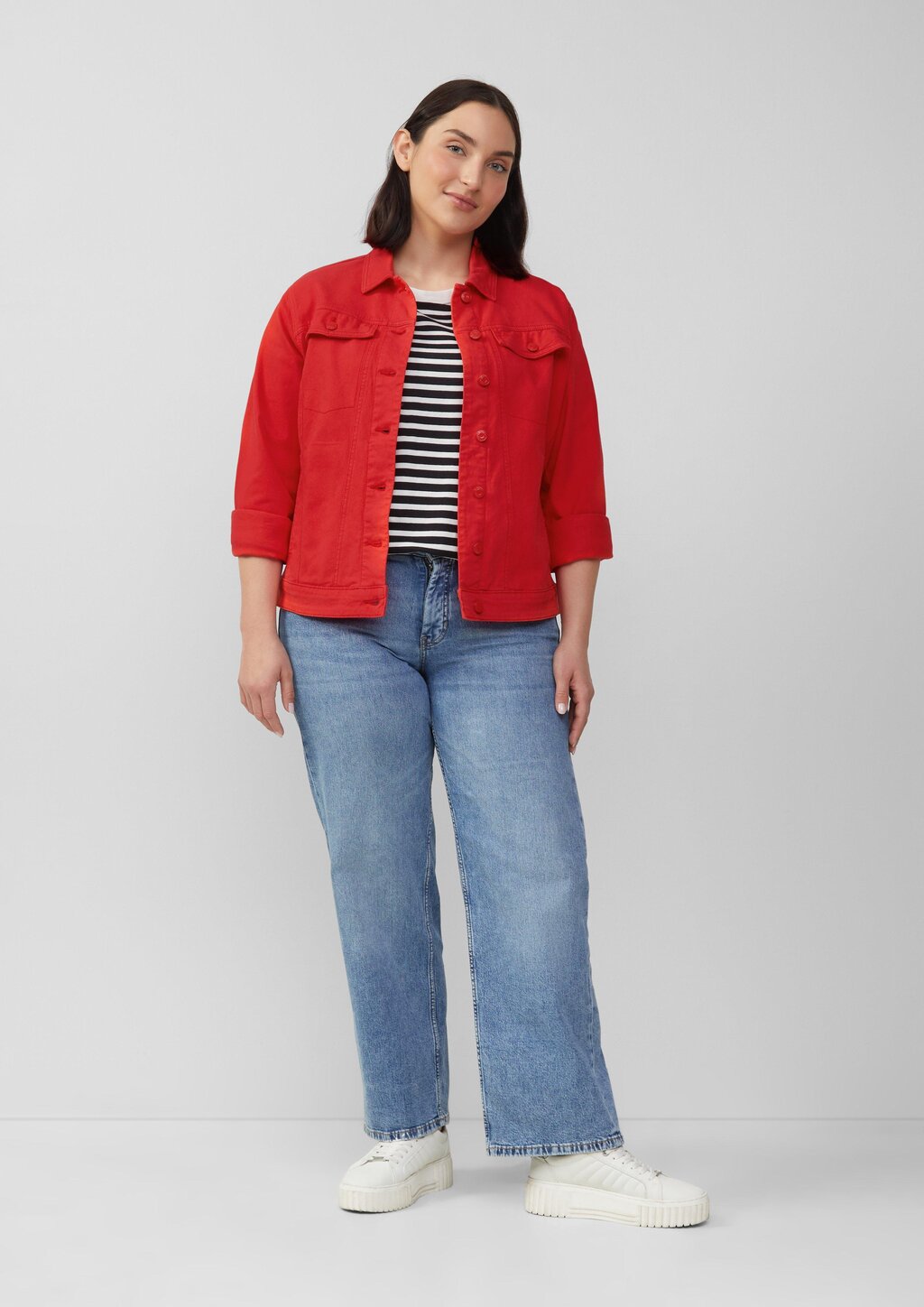 Elastische Jeansjacke mit seitlichen Eingrifftaschen