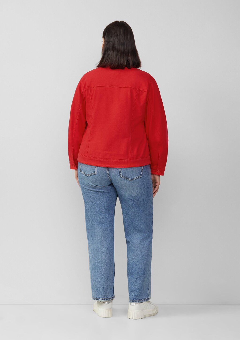 Elastische Jeansjacke mit seitlichen Eingrifftaschen