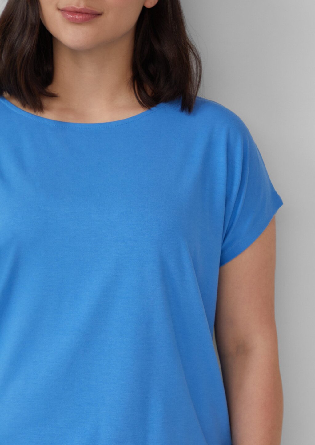 Fließendes Jersey-Shirt mit überschnittenen Schultern