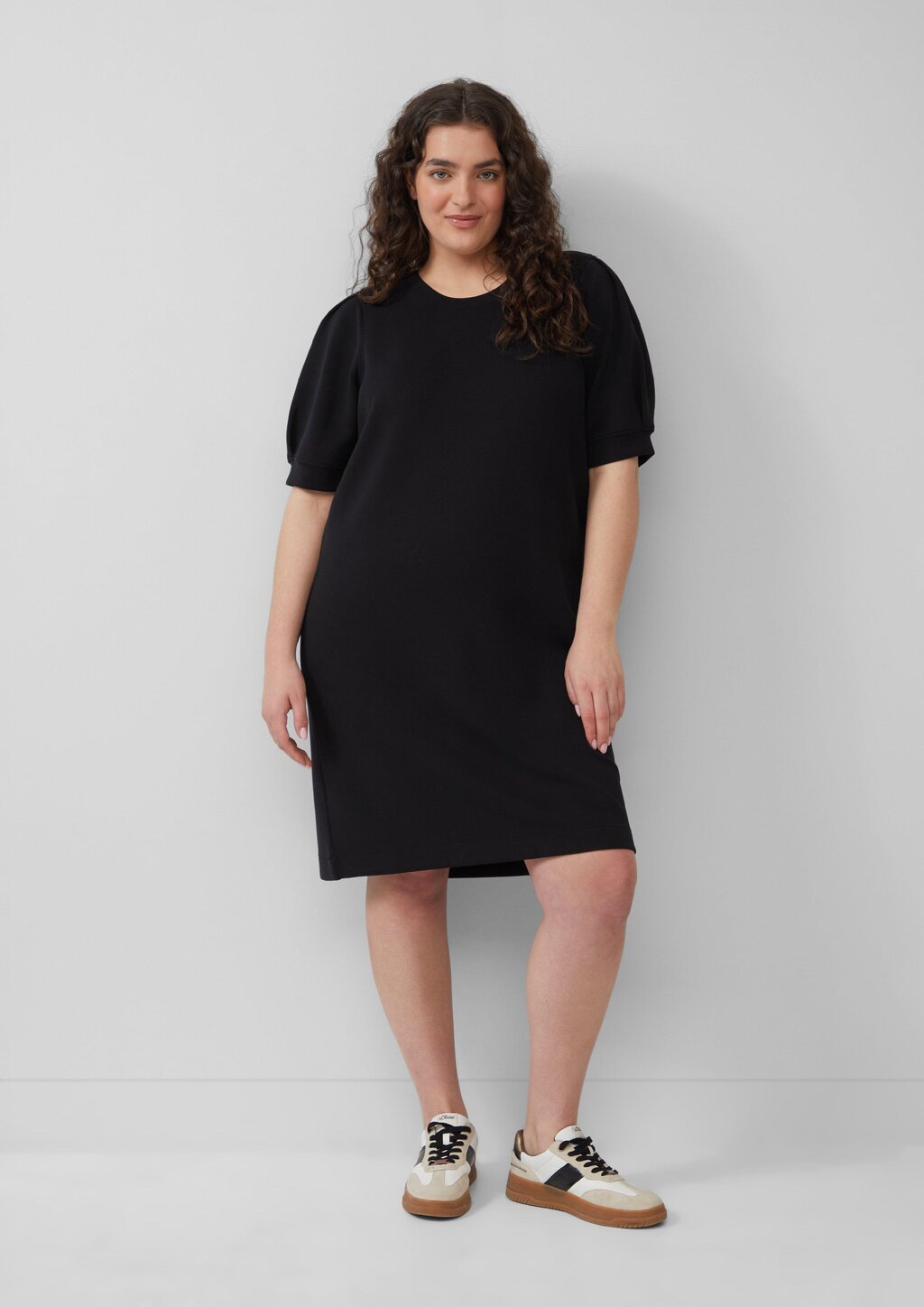 Kurzes Scuba-Kleid mit Puffärmeln