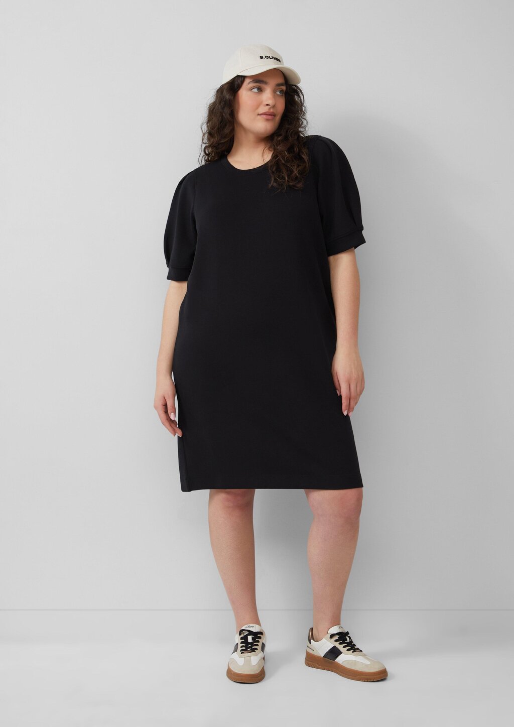 Kurzes Scuba-Kleid mit Puffärmeln