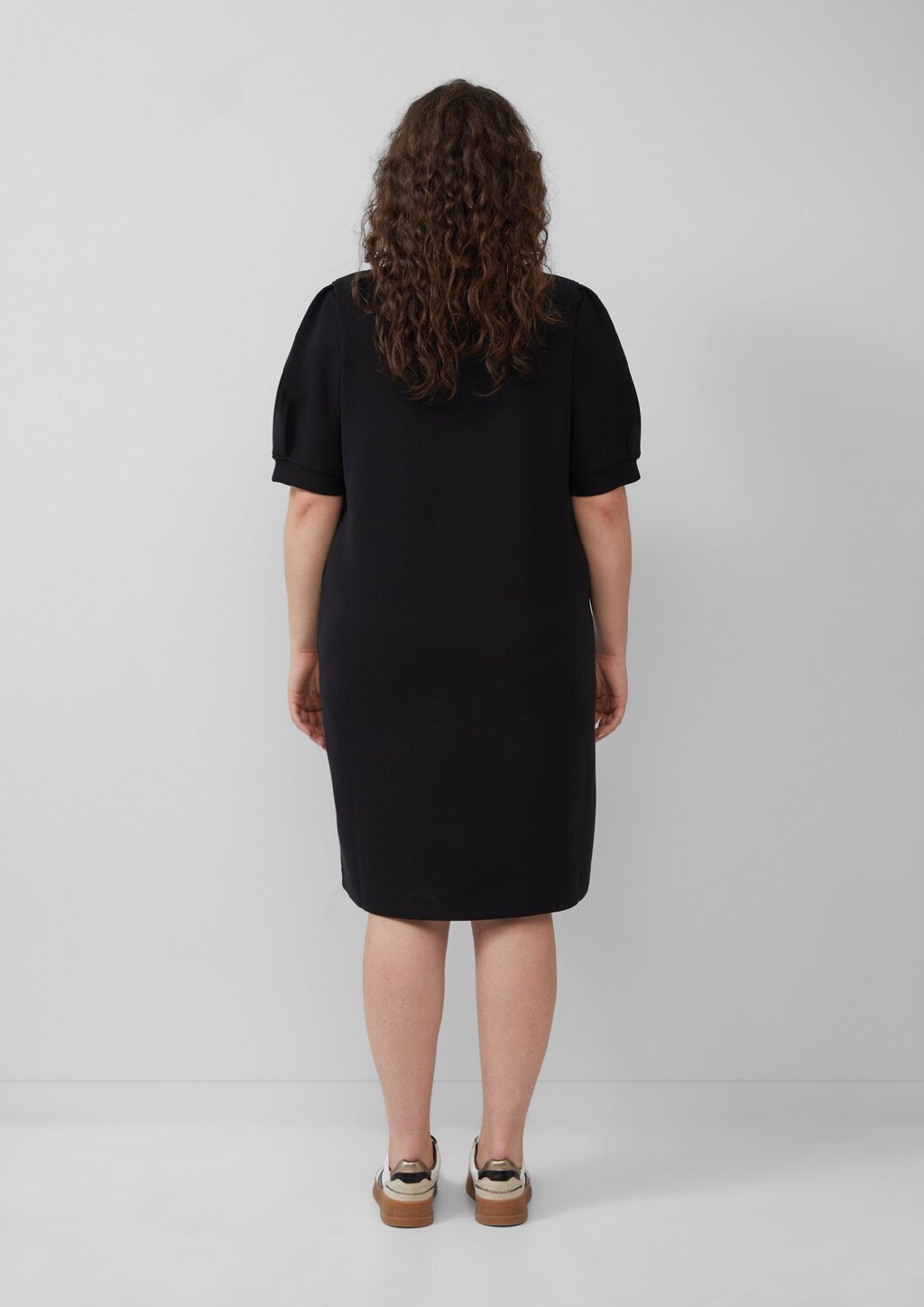 Kurzes Scuba-Kleid mit Puffärmeln