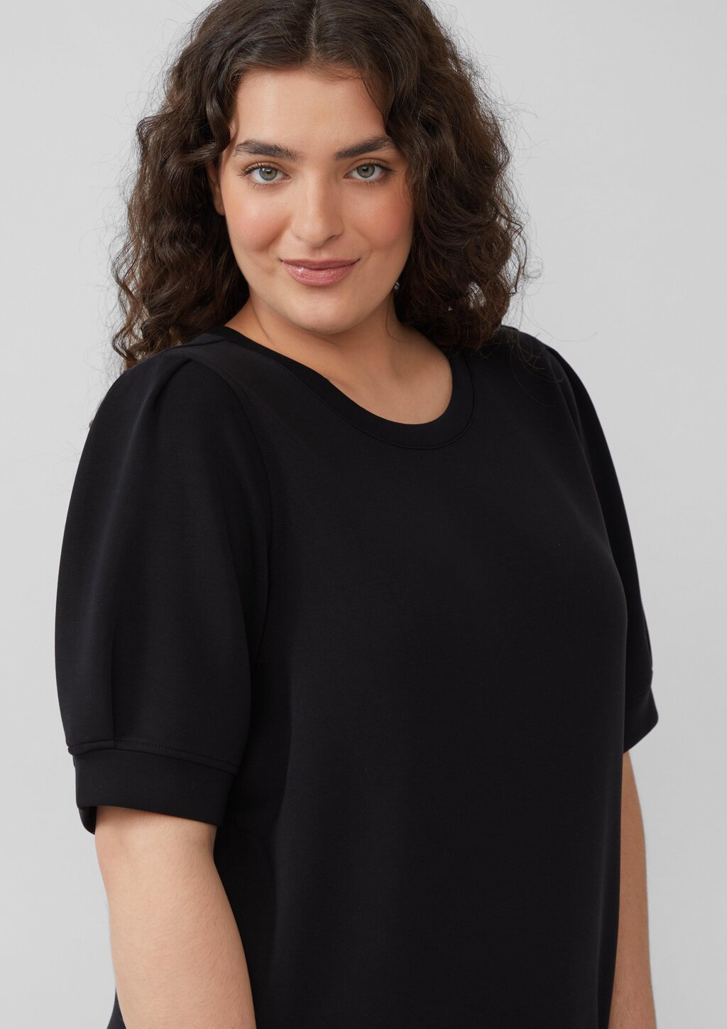 Kurzes Scuba-Kleid mit Puffärmeln