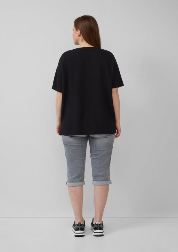 Strukturiertes Shirt mit überschnittener Schulter