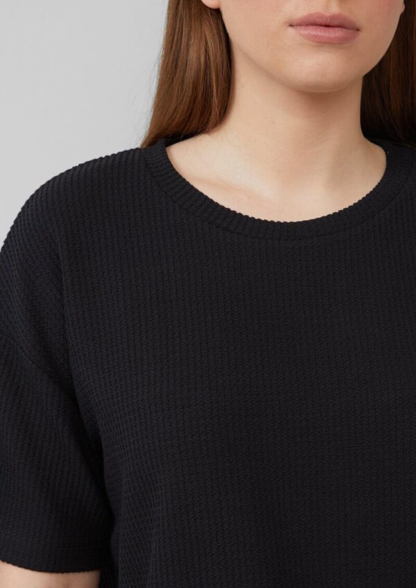 Strukturiertes Shirt mit überschnittener Schulter