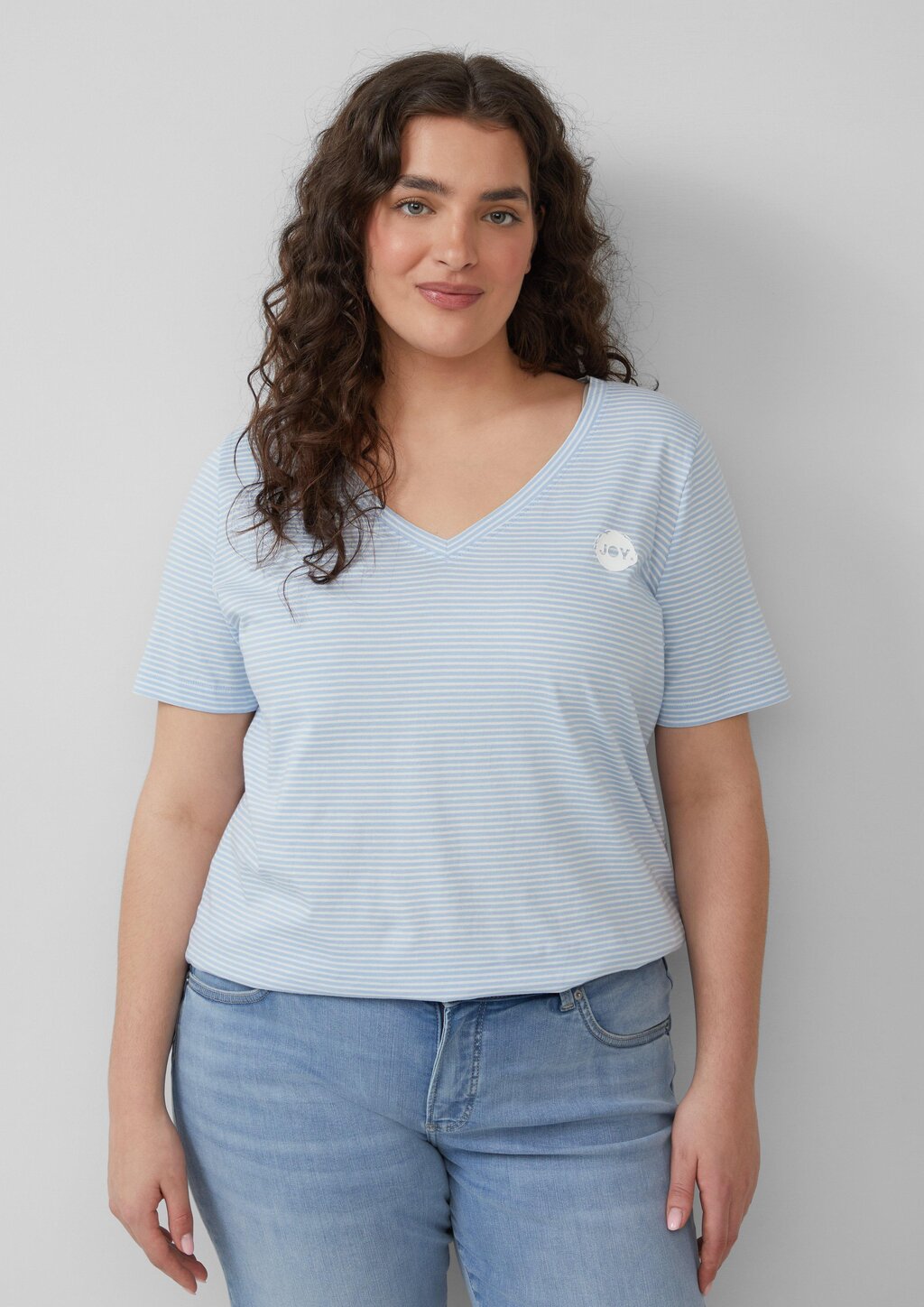 T-Shirt mit V-Ausschnitt und Print-Detail