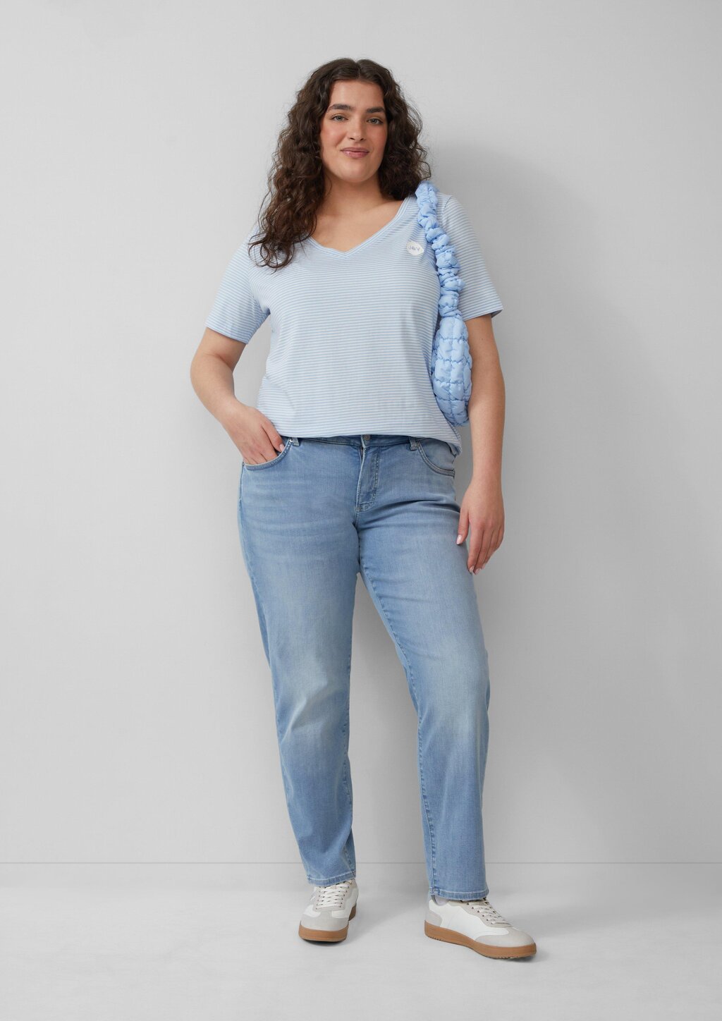 T-Shirt mit V-Ausschnitt und Print-Detail