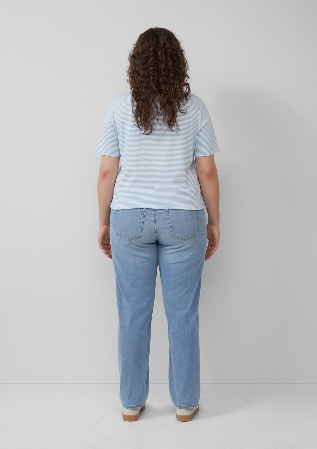 T-Shirt mit V-Ausschnitt und Print-Detail