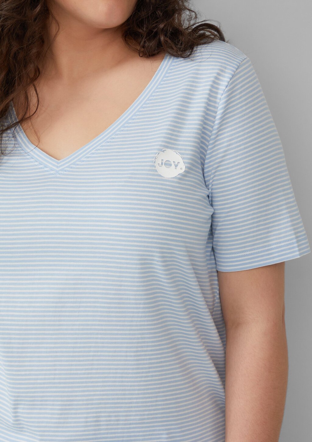 T-Shirt mit V-Ausschnitt und Print-Detail