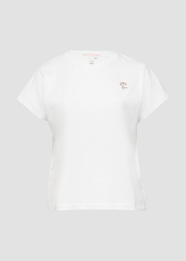 Lässiges Shirt mit angeschnittener Schulter und kleiner Stickerei