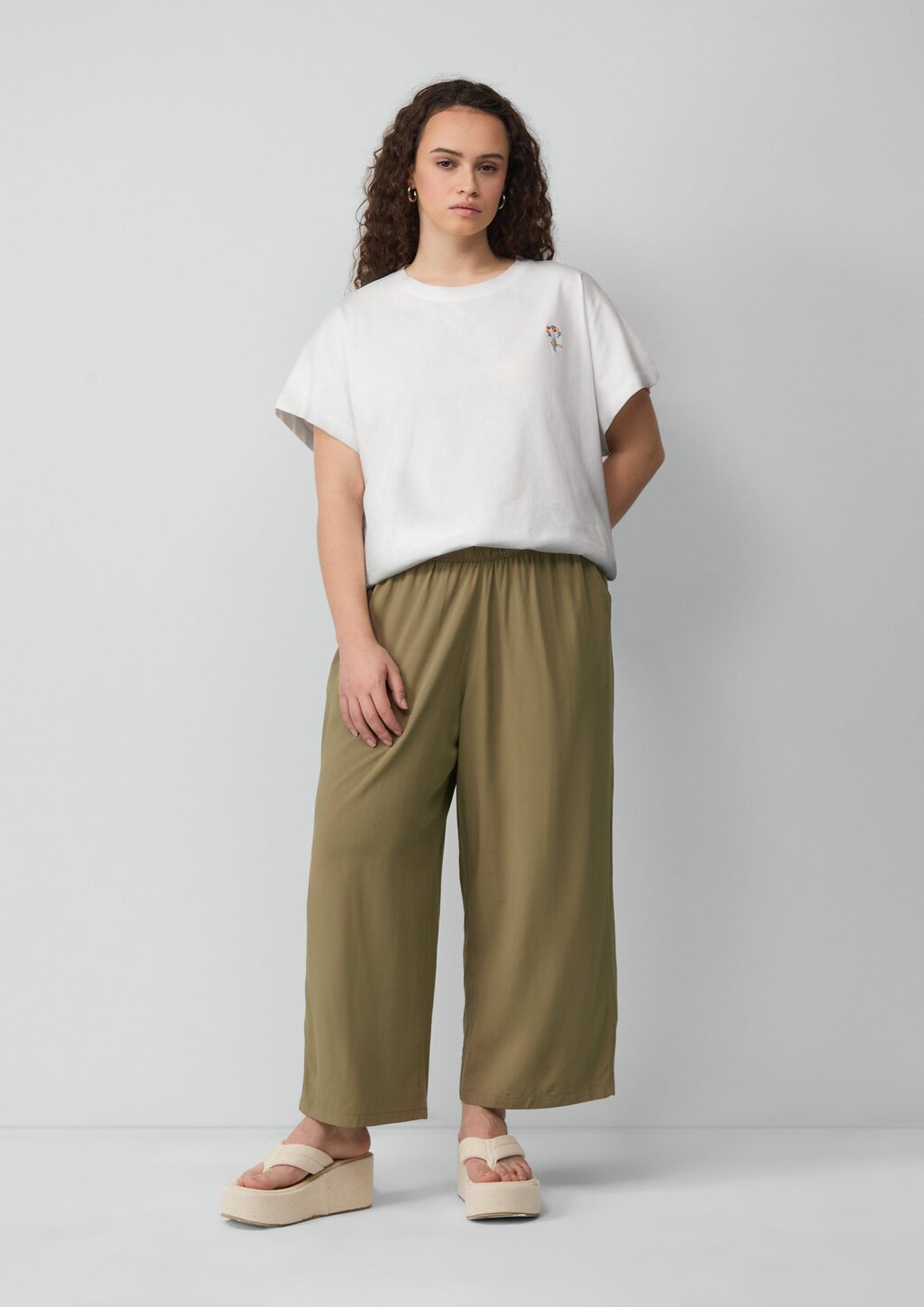 Lässiges Shirt mit angeschnittener Schulter und kleiner Stickerei