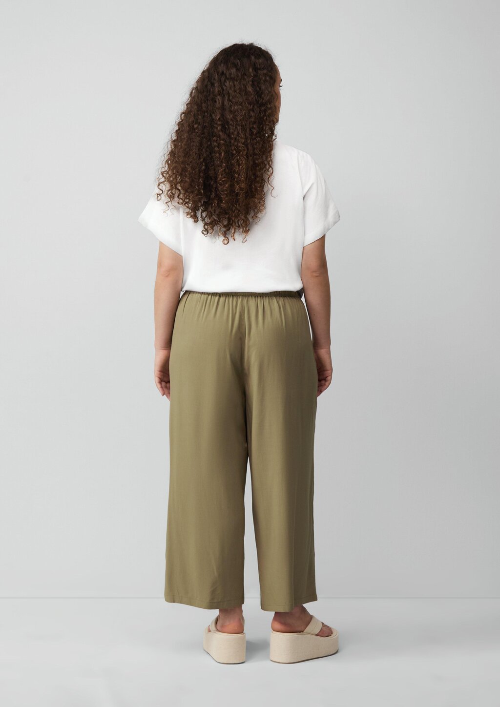 Lässiges Shirt mit angeschnittener Schulter und kleiner Stickerei