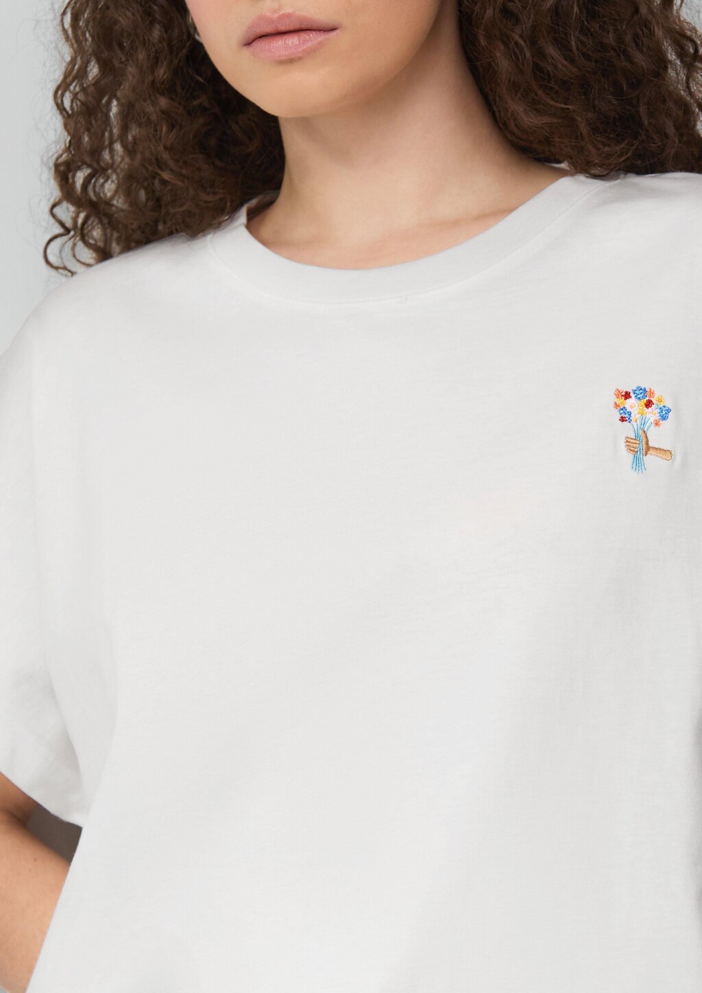 Lässiges Shirt mit angeschnittener Schulter und kleiner Stickerei