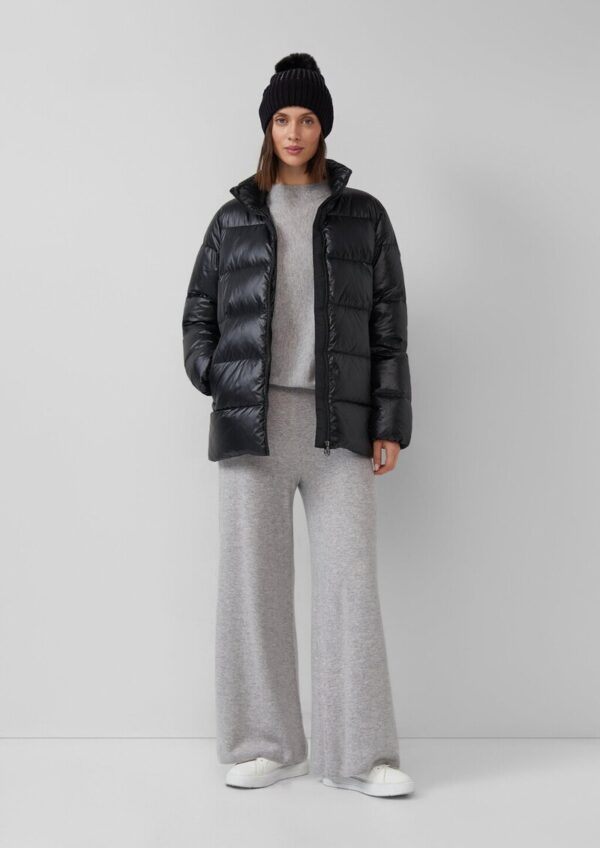 Strickmütze mit Schmucksteinen und Bommel