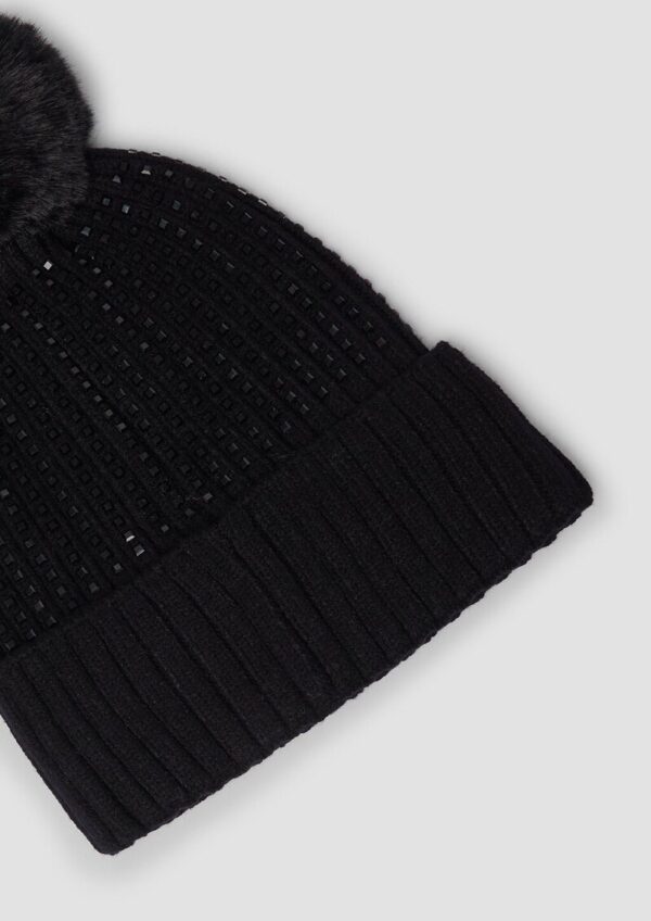 Strickmütze mit Schmucksteinen und Bommel