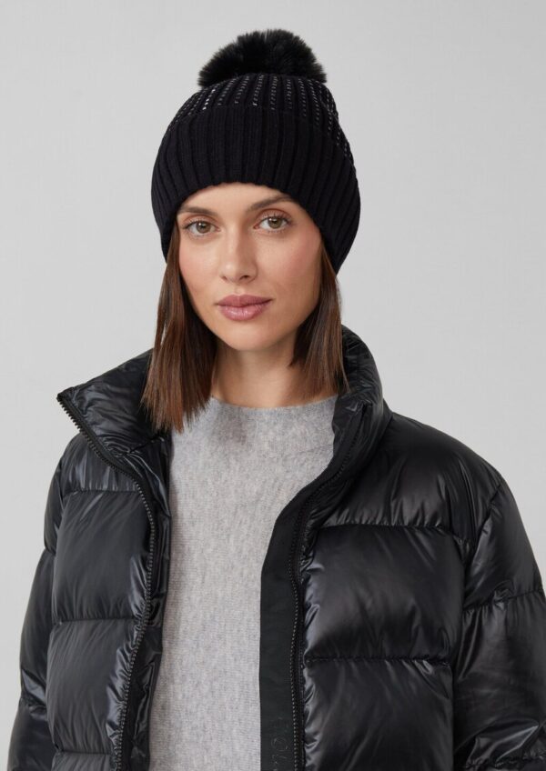 Strickmütze mit Schmucksteinen und Bommel