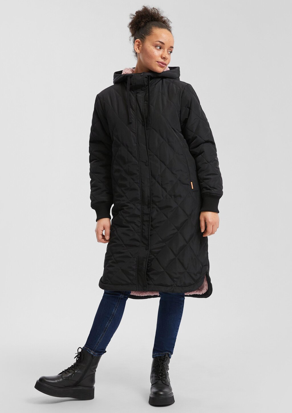 Locker geschnittener Steppmantel mit Teddyfutter