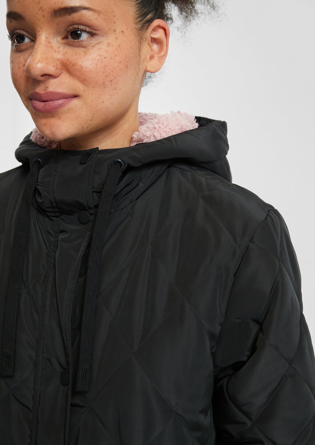 Locker geschnittener Steppmantel mit Teddyfutter