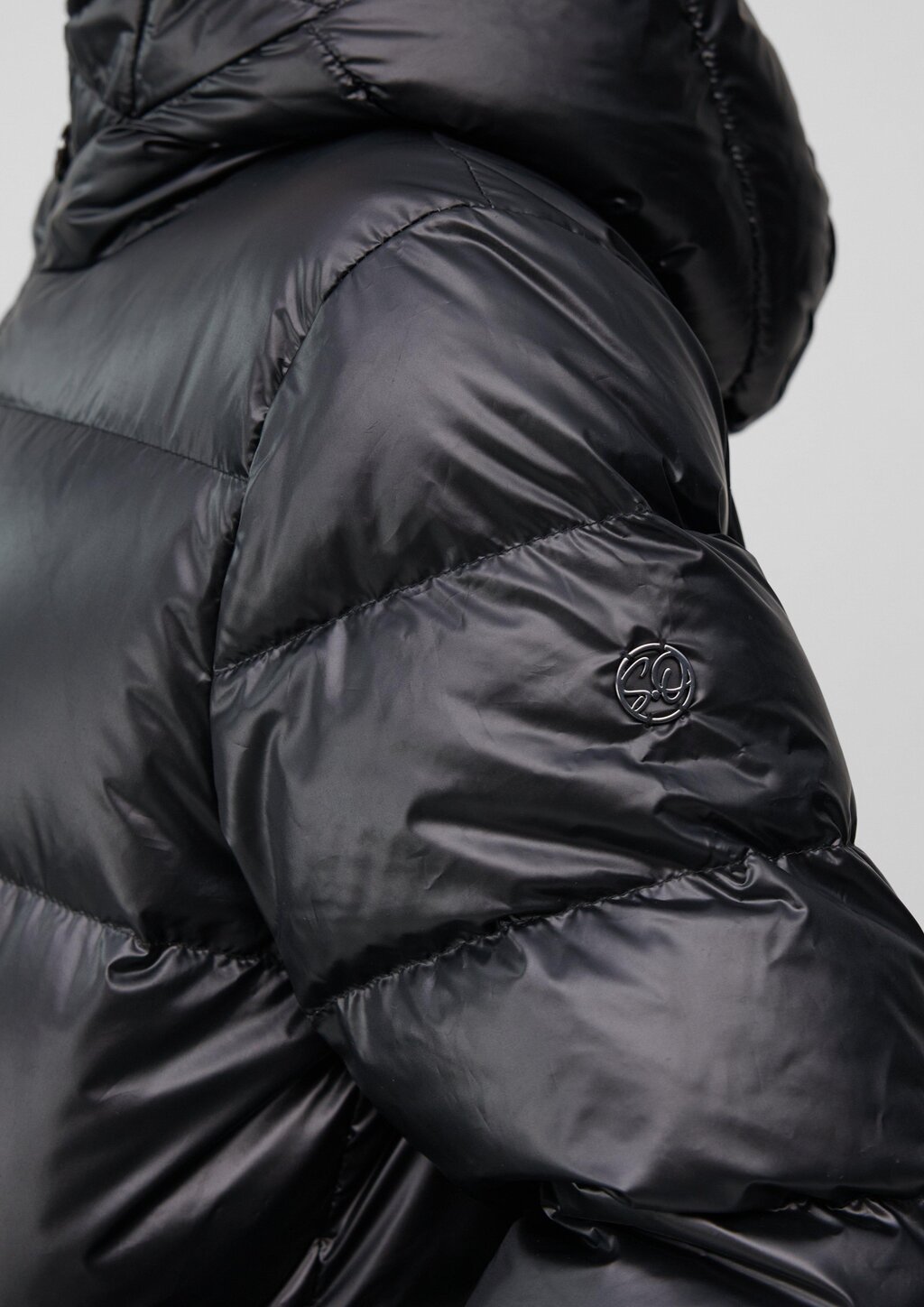 Kapuzen-Steppmantel mit recycelter Daune