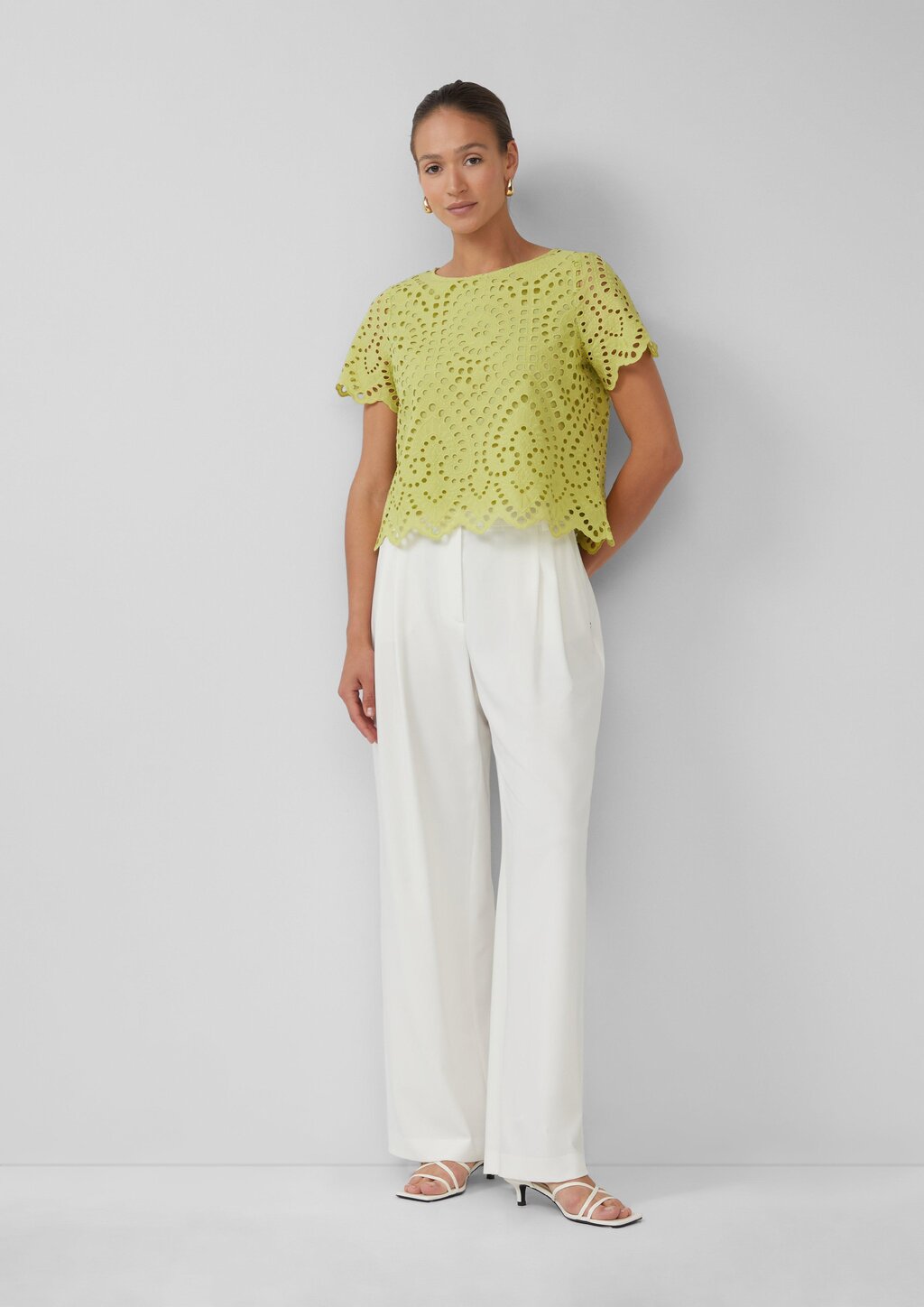 Verkürzte Baumwollbluse aus Lochstickerei