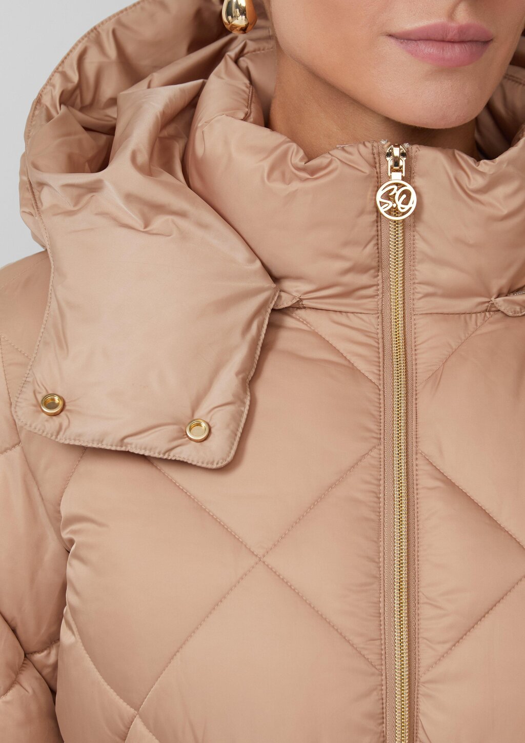 Wattierter Steppmantel mit abnehmbarer Kapuze und Reißverschluss