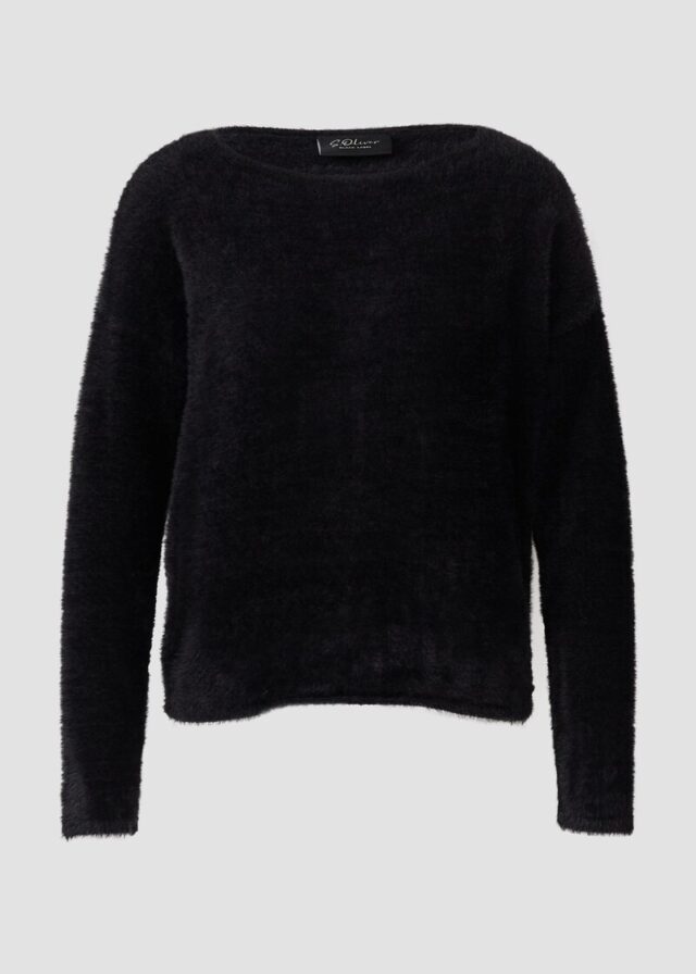 Flauschiger Pullover mit U-Boot-Ausschnitt