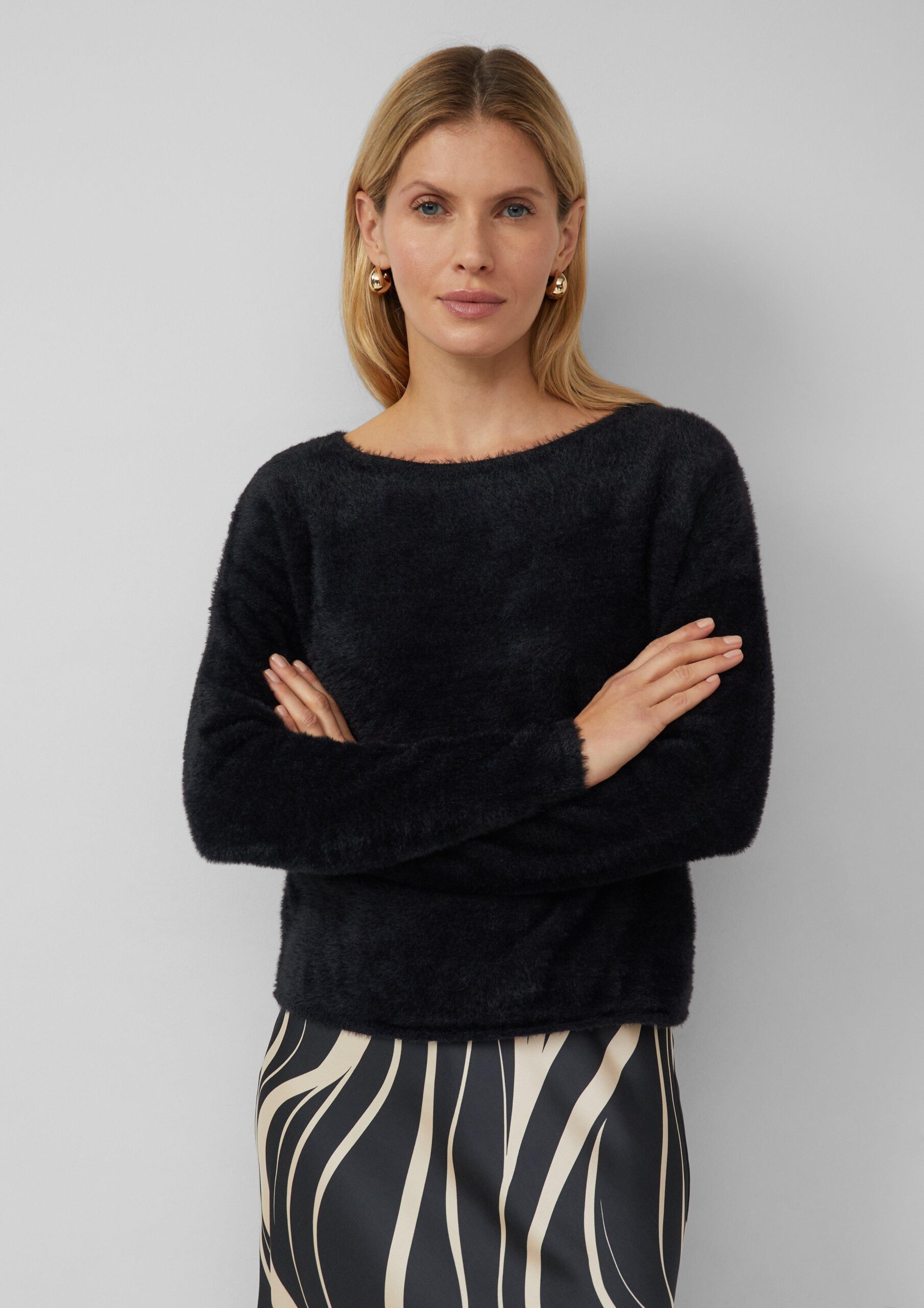 Flauschiger Pullover mit U-Boot-Ausschnitt