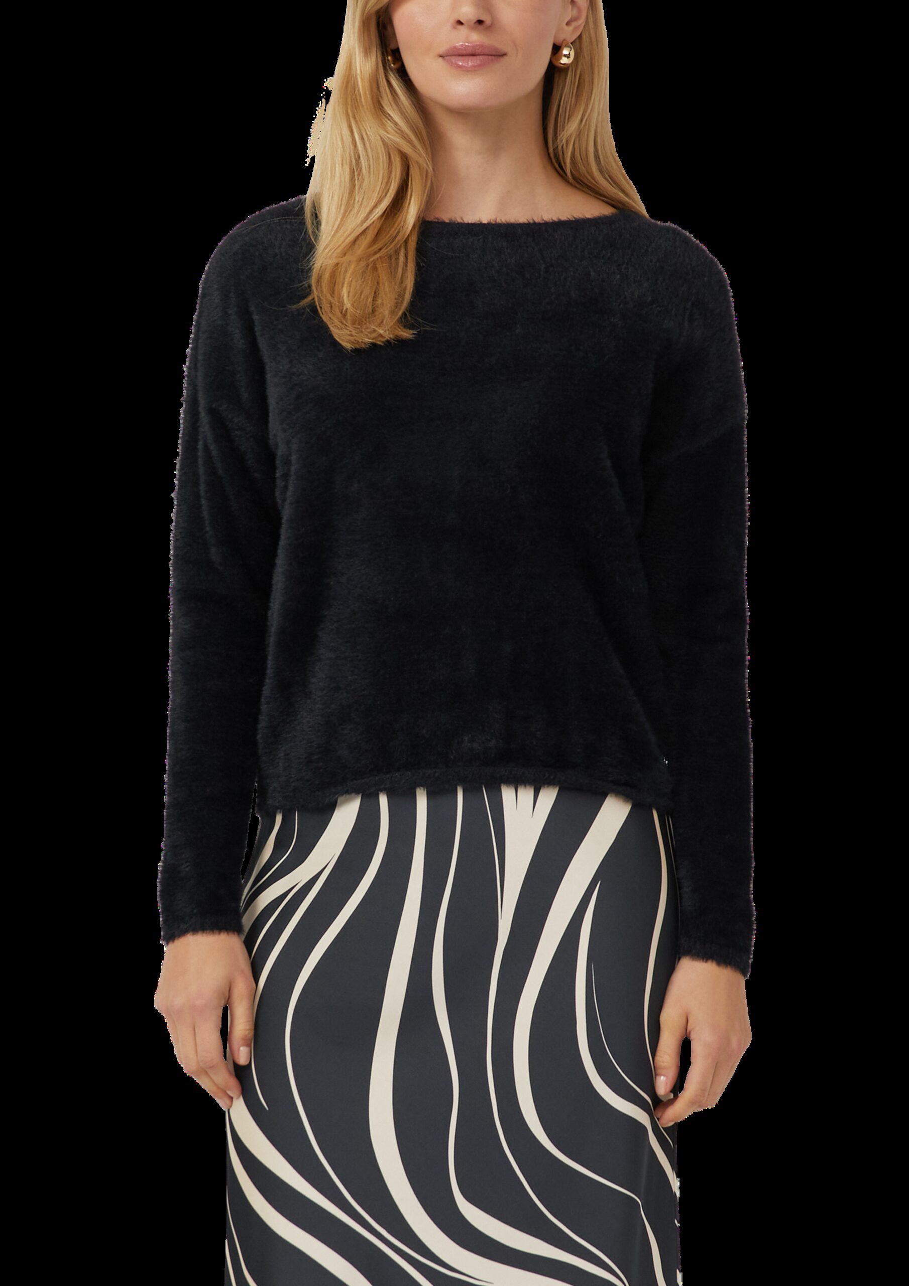 Flauschiger Pullover mit U-Boot-Ausschnitt