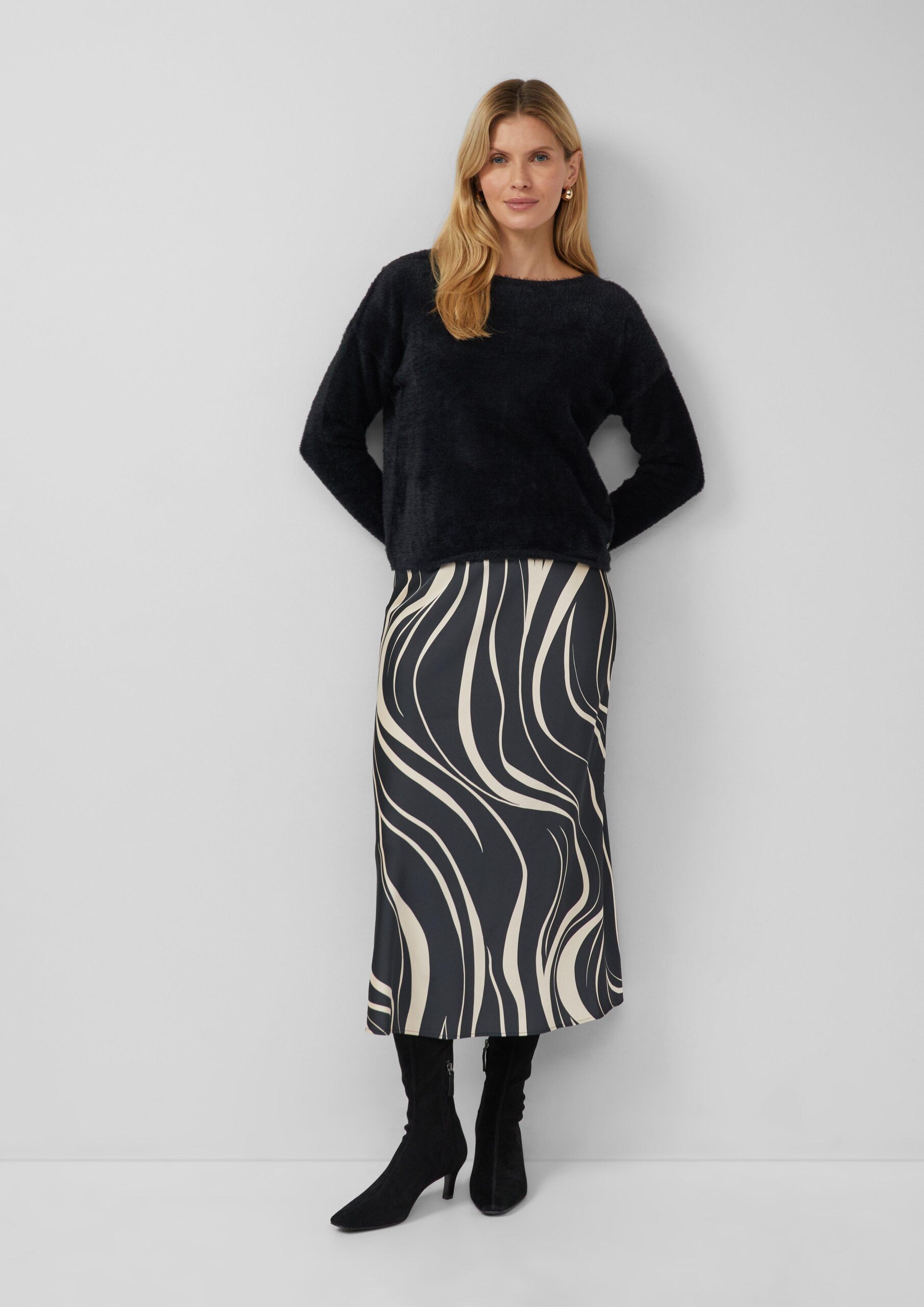 Flauschiger Pullover mit U-Boot-Ausschnitt